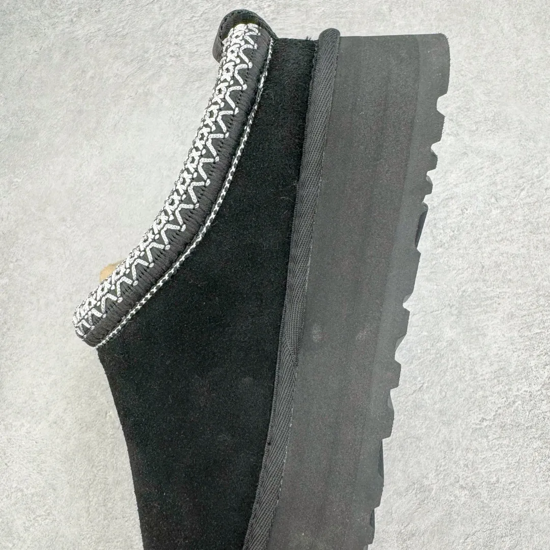 Pick up locally💰520 UGG ethnic style 2553 classic autumn and winter sheep fur all-in-one snow boots. All shoes are made from the same factory as ZP. Longfeng A-grade Australian imported sheep fur all-in-one ethnic style. Brand OEM production line. Fully follow the ZP process. OEM original pattern maker. Adhering to the principle of no original shoes and no development selection. Pay attention to every detail. The most authentic version on the market. TREADLITE "Light Wing" technology outsole. Lightweight/durable/flexible/pile size: 35 36 37 38 39 40 41 42 Coding: by2936060